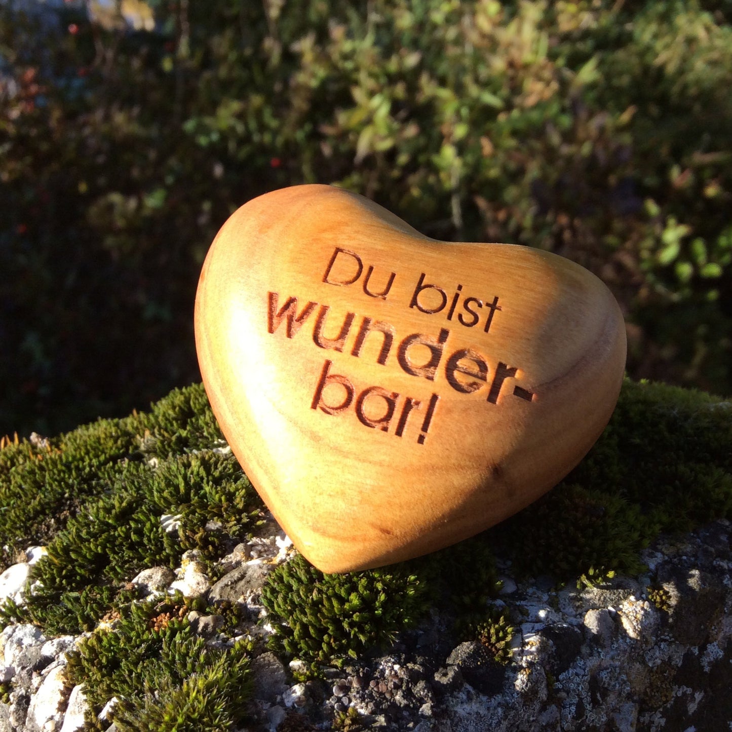 Thankgoods Handschmeichler Holzherz Du bist wunderbar! auf Moos