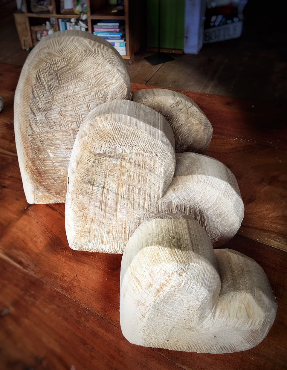 Pappelholzherzen in den Breiten 20, 30 und 40 cm im Grössenvergleich auf Tisch