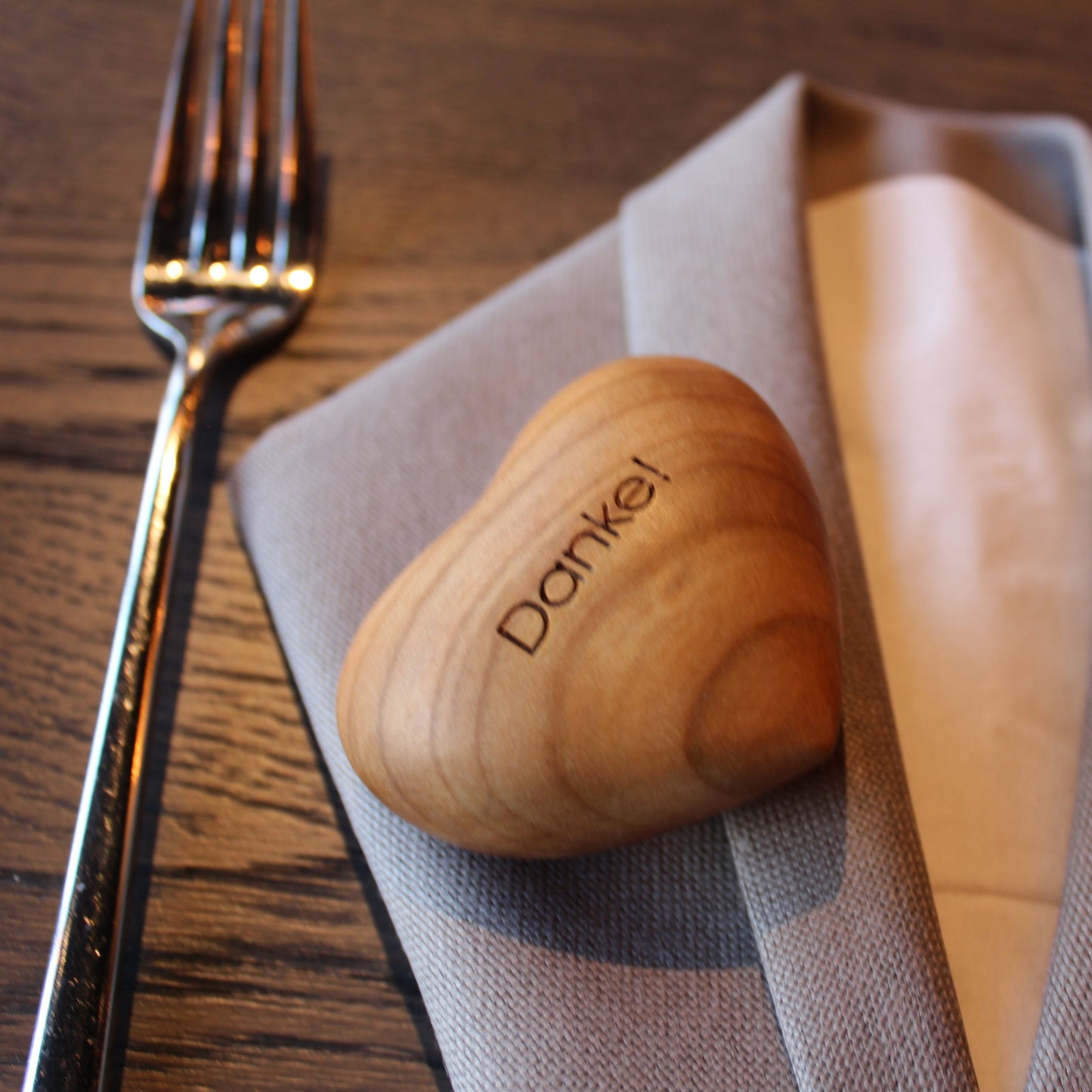 Thankgoods Holzherz Handschmeichler auf Tischgedeck