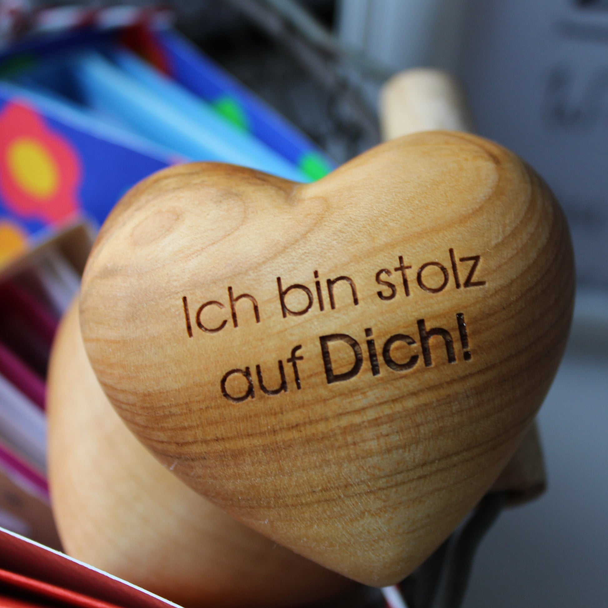 Thankgoods Holzherz Ich bin stolz auf Dich! als Geschenk für Sie und Ihn. Das Orginal! - Thankgoods - Der herzliche Geschenkeshop!