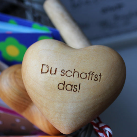 Thankgoods Holzherz Du schaffst das! Geschenk für Sie und Ihn als Ermutiger. Das Orginal - Thankgoods - Der herzliche Geschenkeshop!