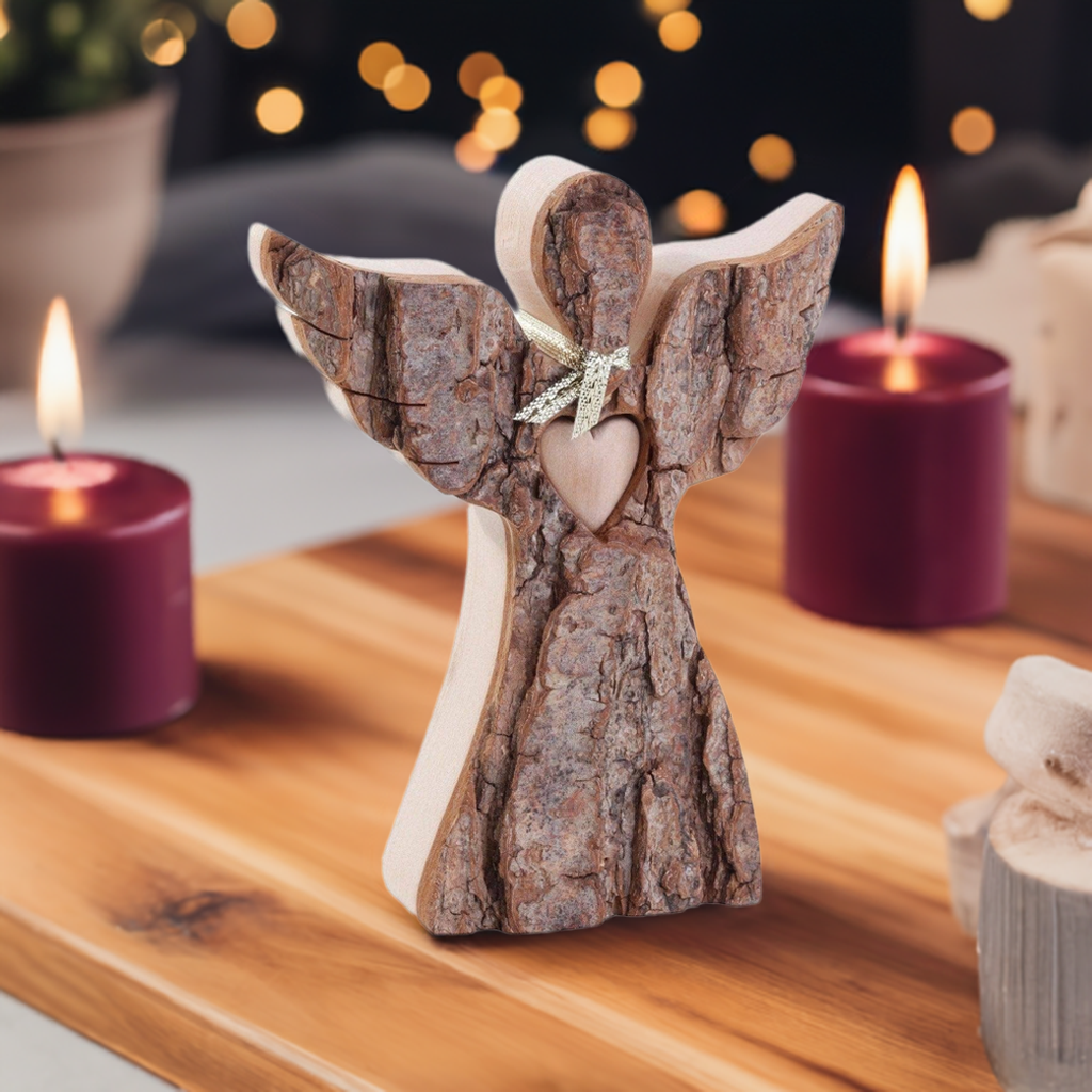 Thankgoods Rindenengel mit Herz, 12 cm mit Kerzen im Hintergrund