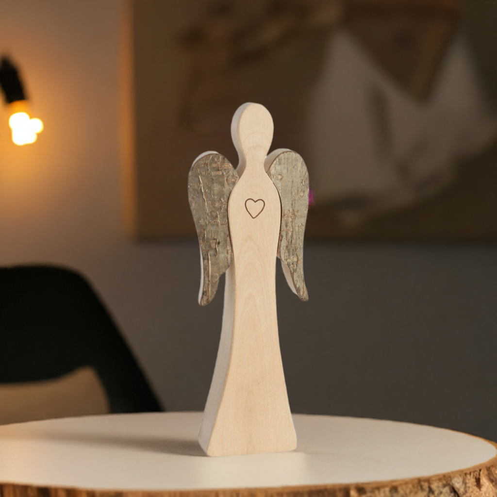 Thankgoods Wendeengel mit Herz, 11 cm auf weissem Tisch