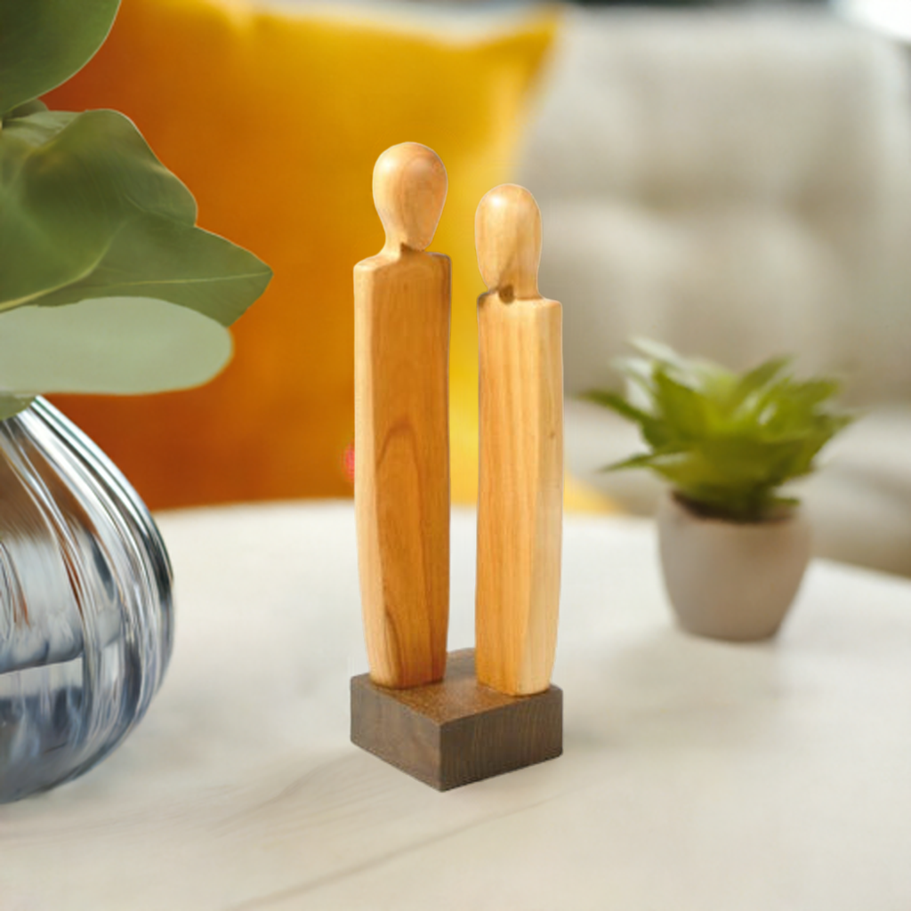 Zierholz-Figur 'Ohne Worte' von Thankgoods auf weißem Tisch mit Pflanzen, 23,5 cm hoch, perfekte Coaching-Dekoration für moderne Wohnräume.