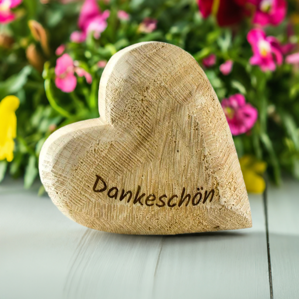 Thankgoods Pappelholzherz Dankeschön mit roten Blumen