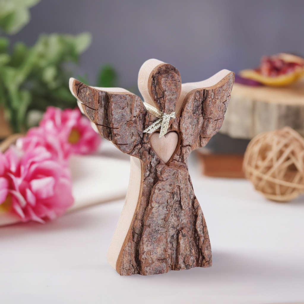 Thankgoods Rindenengel mit Herz, 12 cm mit Deko im Hintergrund
