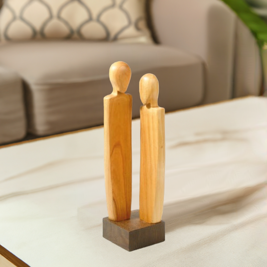 Holzfigur 'Ohne Worte' von Thankgoods auf Couchtisch, dekorative Coaching-Skulptur für Wohnzimmer, 23,5 cm hoch, aus Zierholz gefertigt.