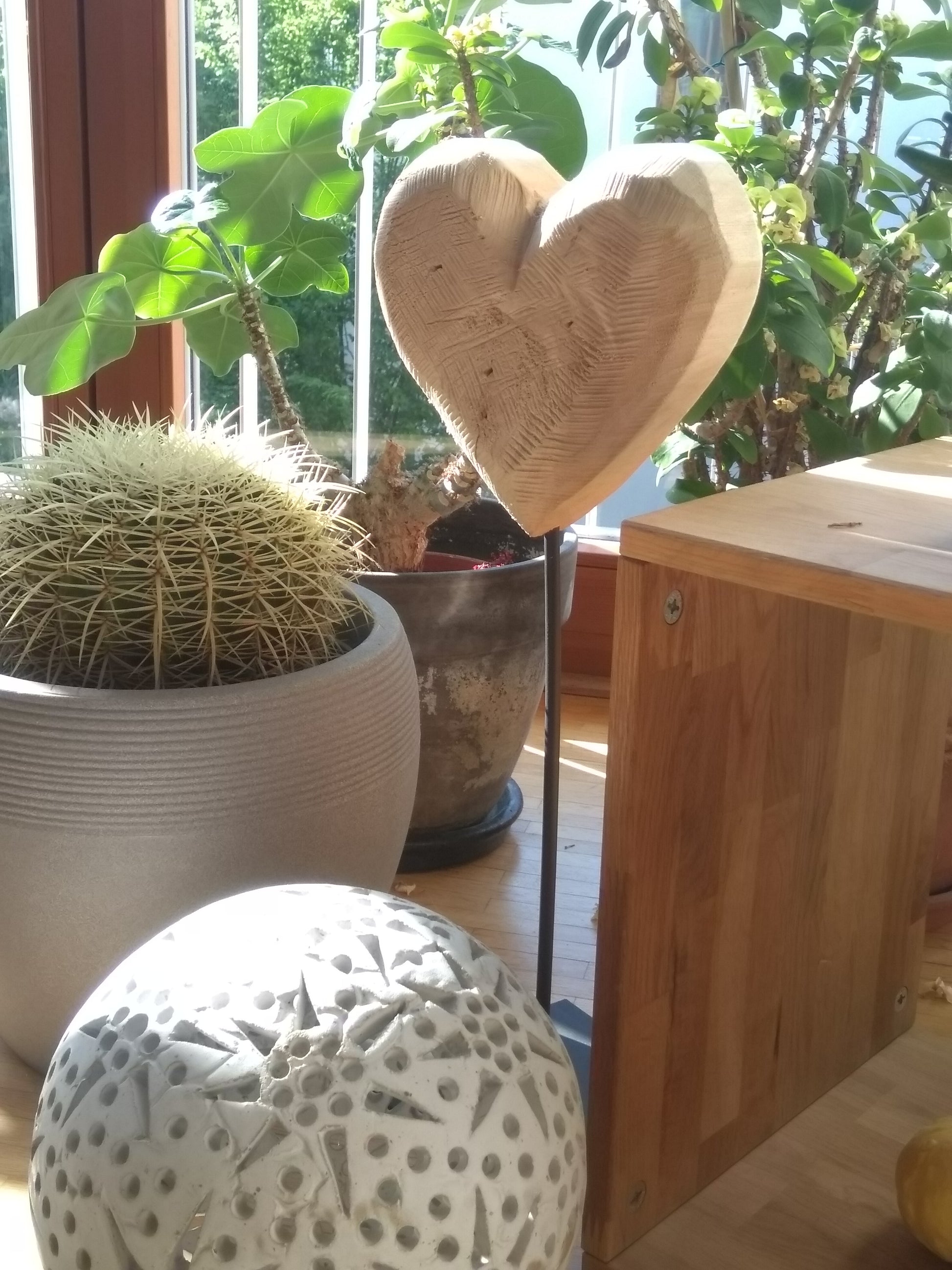 Thankgoods Pappelholzherz mit Stahlfuss 20 cm im Ambiente und Nahaufnahme mit Kaktuss