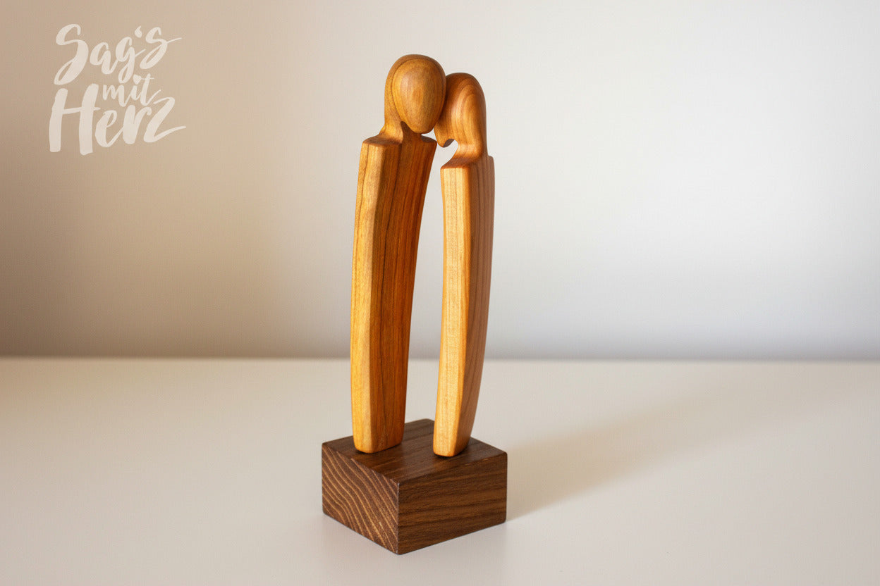 Intime Thankgoods Figur 'Ohne Worte' mit geneigten Köpfen auf rustikalem Hintergrund, 23,5 cm hoch, aus Zierholz, ideal für Paar-Coaching.