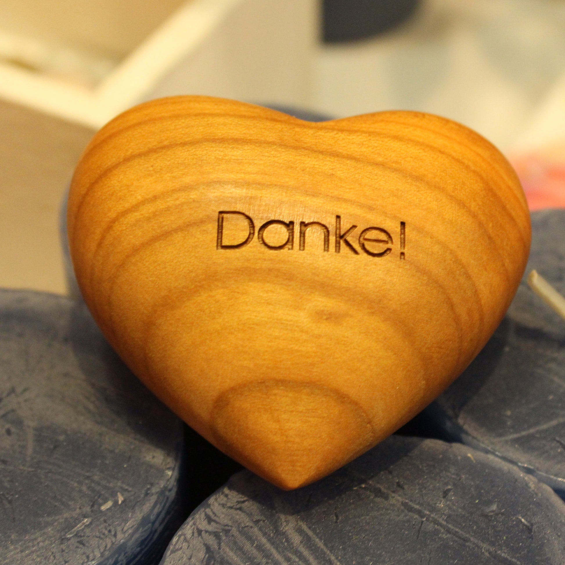 Thankgoods Holzherz Handschmeichler Danke! auf Kerzen