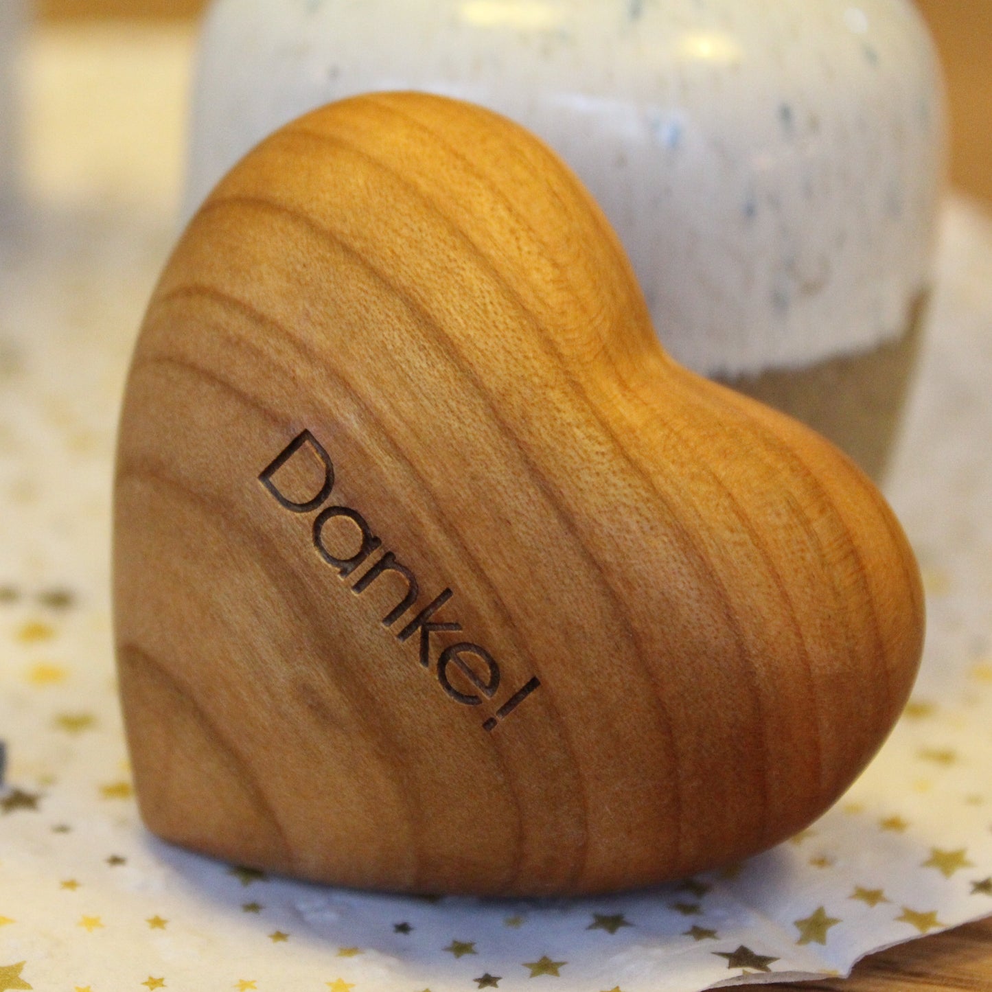 Thankgoods Handschmeichler Holzher Danke! auf Tisch