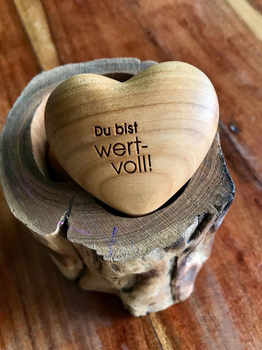 Thankgoods Handschmeichler Holzherz Du bist wertvoll! auf Baumstamm