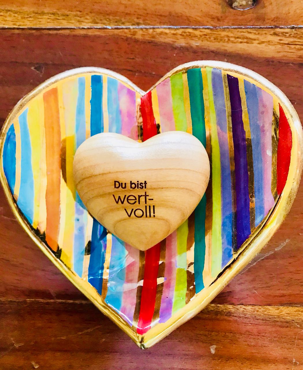 Thankgoods Handschmeichler Holzherz Du bist wertvoll! auf bunter Schale