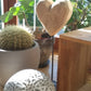 Thankgoods Pappelholzherz mit Stahlfuss 20 cm im Ambiente und Nahaufnahme mit Kaktuss