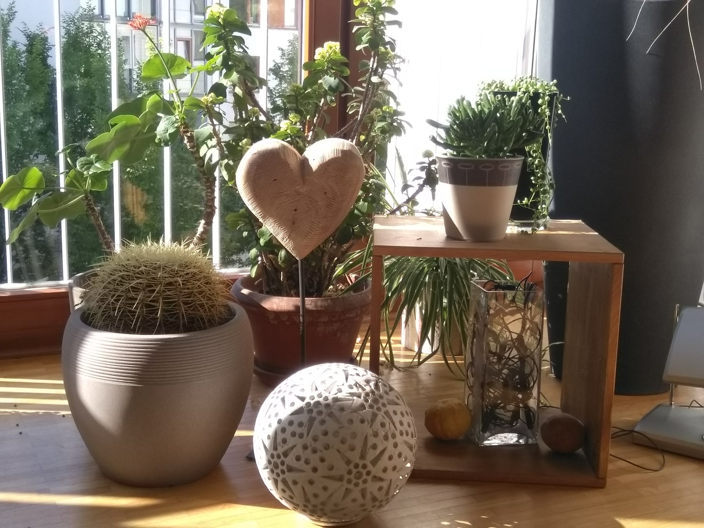 Thankgoods Pappelholzherz mit Stahlfuss Grösse 20 cm im Ambiente