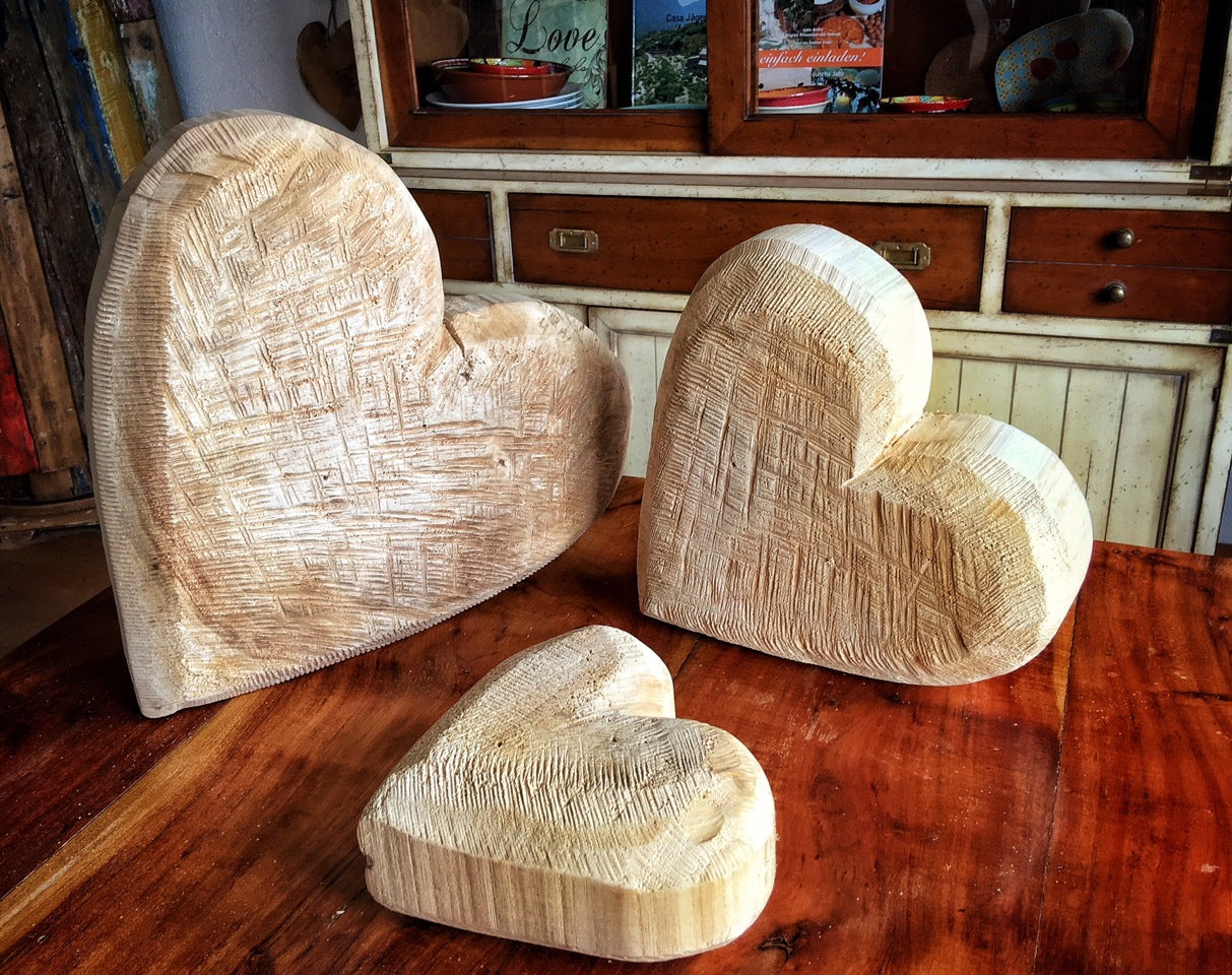 Pappelholzherzen in den Breiten 20, 30 und 40 cm im Essbereich