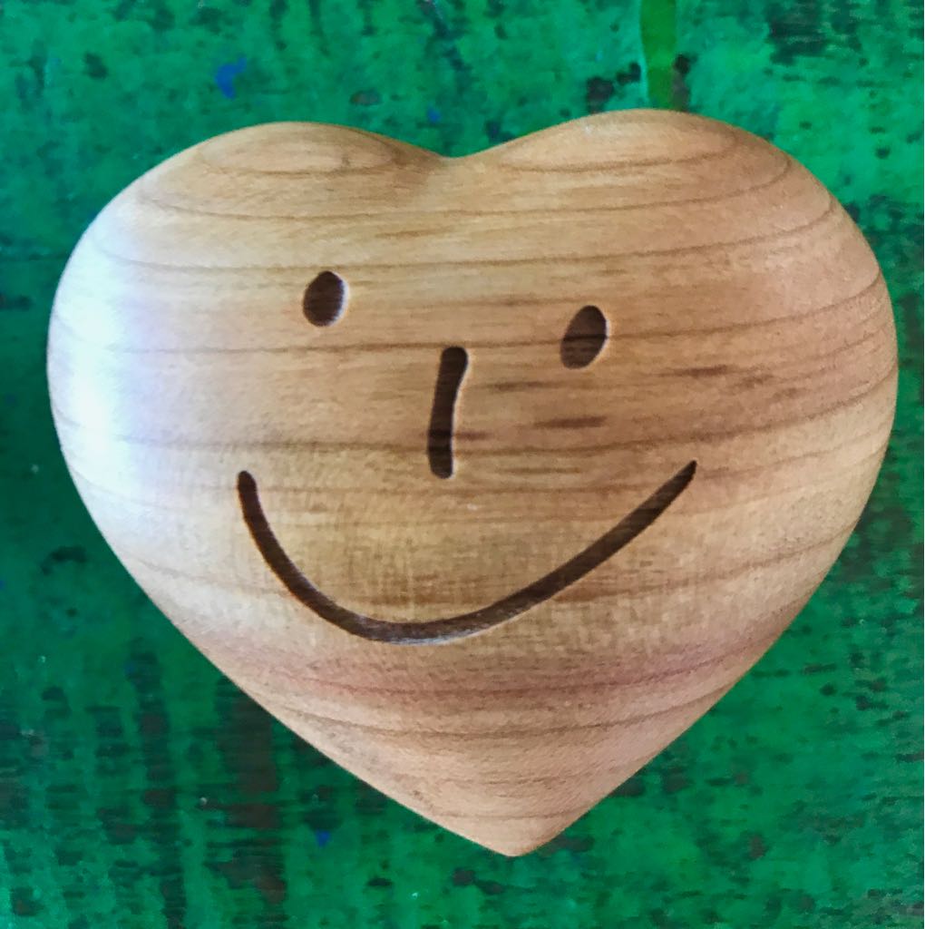 Thankgoods wooden heart 'Smiley'