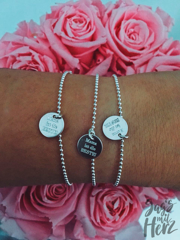Thankgoods bracelet with round charms and engraved Mama is the best