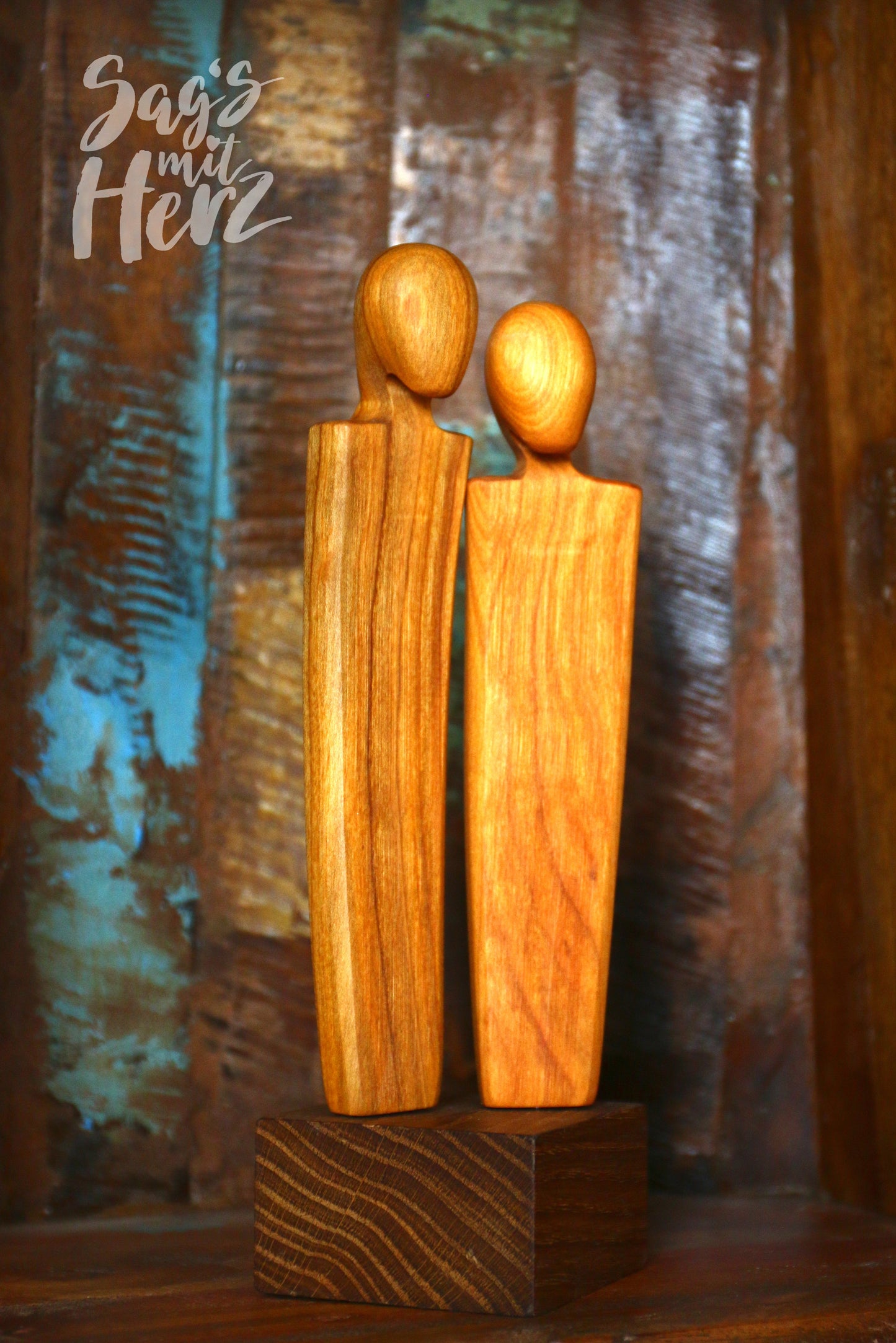 Zwei stehende Holzfiguren 'Ohne Worte' von Thankgoods auf Eichen-Sockel, 23,5 cm hoch, emotionale Deko für Coaching und Beziehungen.